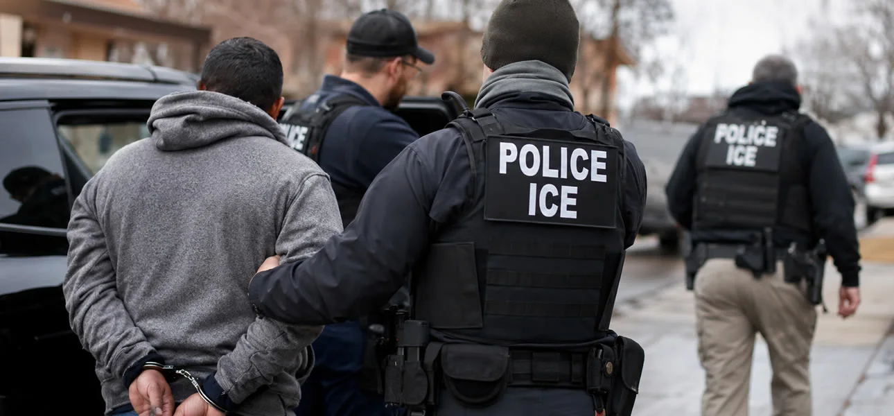 Agentes del ICE durante operativos de deportación en Estados Unidos en 2026
