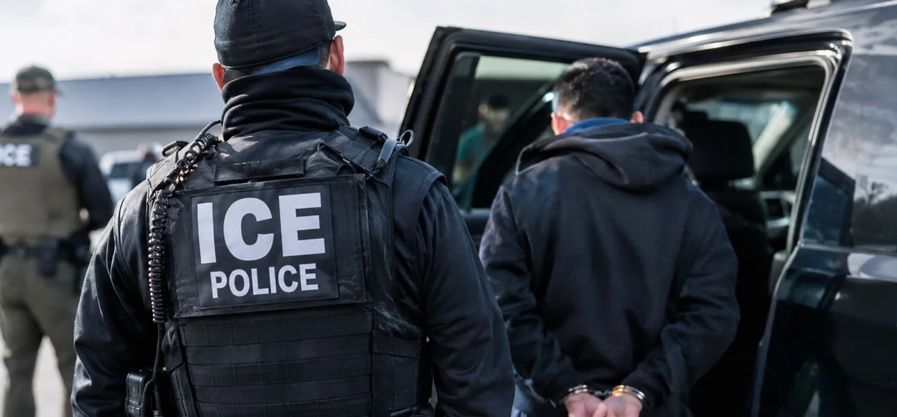 Agentes de ICE durante una operación de control migratorio en Estados Unidos