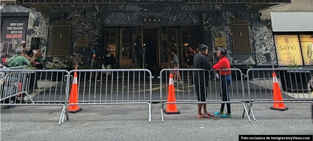 Foto exclusiva de InmigracionyVisas.com : Las barreras para contener las familias aspirantes a un lugar en el Hotel Roosevelt de Nueva York 