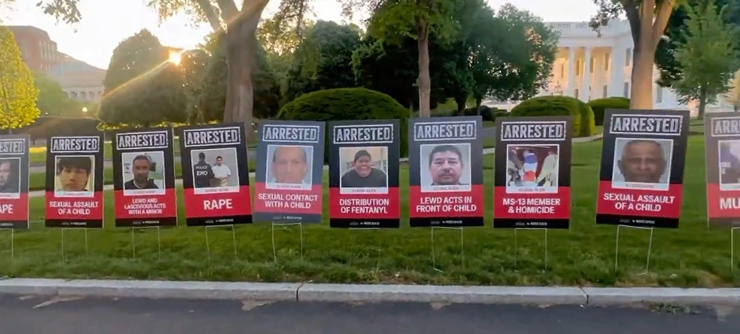 exhibe fotos de inmigrantes arrestados
